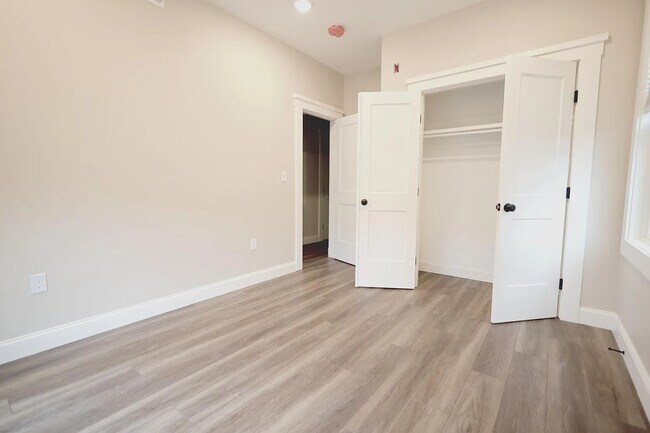 Building Photo - 701 E 2nd St