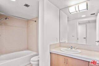 Building Photo - 13700 Marina Pointe Dr