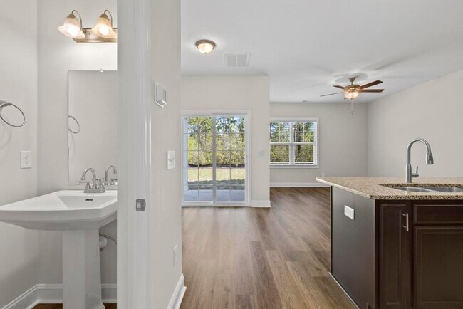 Building Photo - Beautiful Townhome!