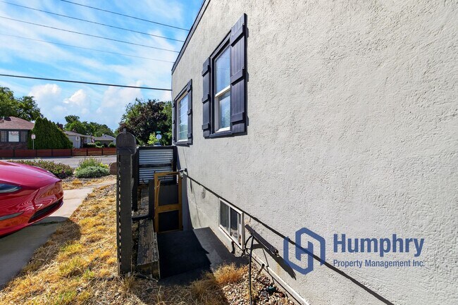 Building Photo - Bottom unit of Duplex