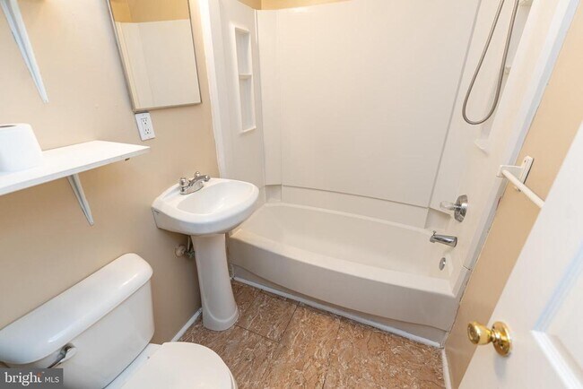 Building Photo - 516 Bay St