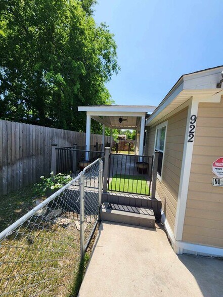 Building Photo - 922 Ashwood Dr