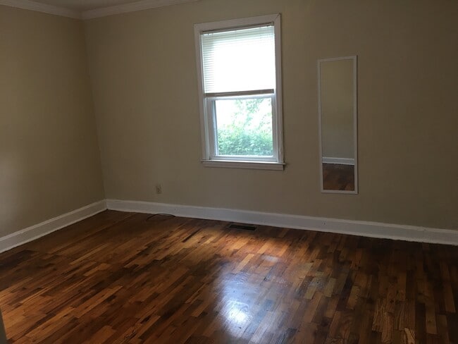 Building Photo - Wonderful 2 Bedroom, 1 Bath Duplex!!