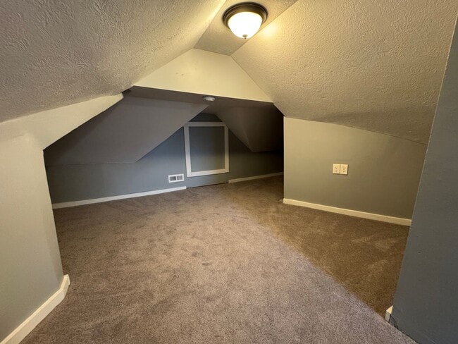 Building Photo - Fountain Square 3 Bed 2 Bath with fenced in backyard