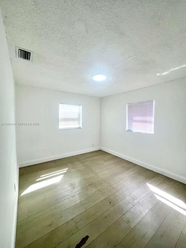 Building Photo - 4924 SW 44th Ave