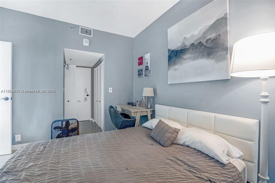 Building Photo - 1155 Brickell Bay Dr