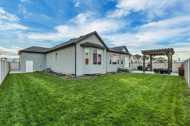 Building Photo - 2504 S Sunset Wy