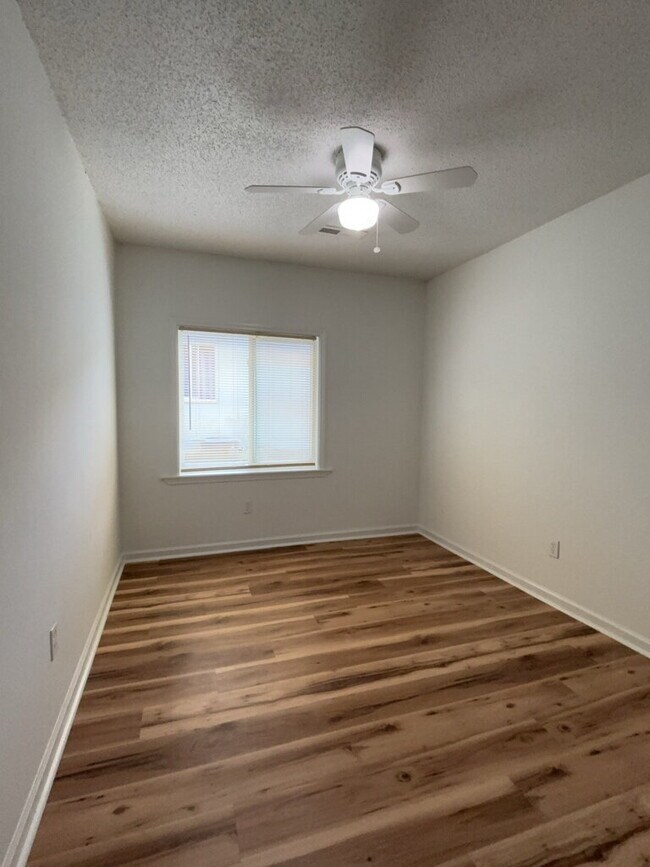 Building Photo - 227 Challedon Dr