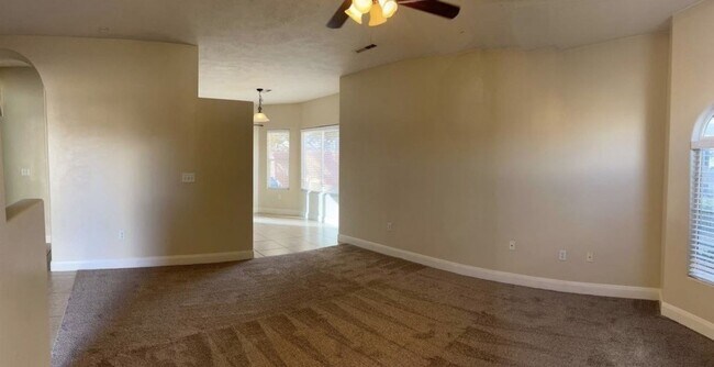 Building Photo - 1058 S Red River Rd