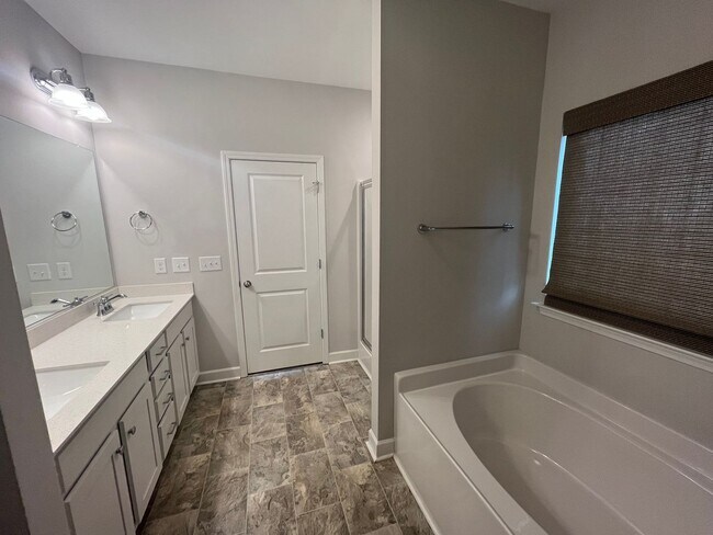 Building Photo - Breathtaking 4 Bedroom, 2 1/2 Bathroom House in Winston Salem, NC!