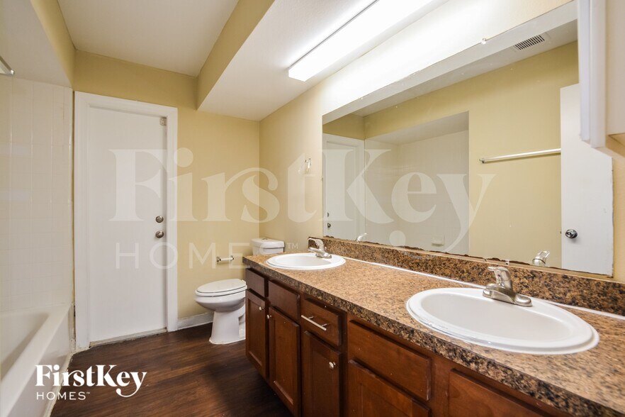 Building Photo - 2207 Pipestone Ct