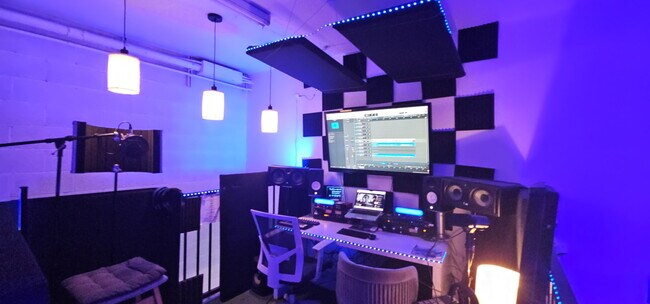 Building Photo - Room #1