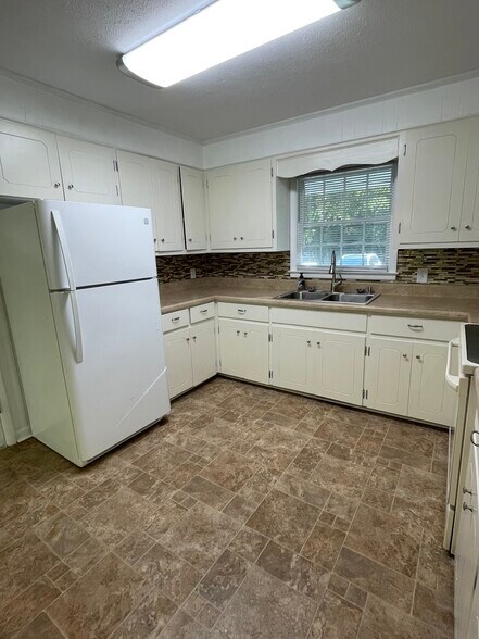 Building Photo - 15521 Calhoun Road