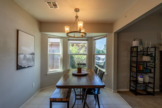 Building Photo - Gorgeous Bixby Home!
