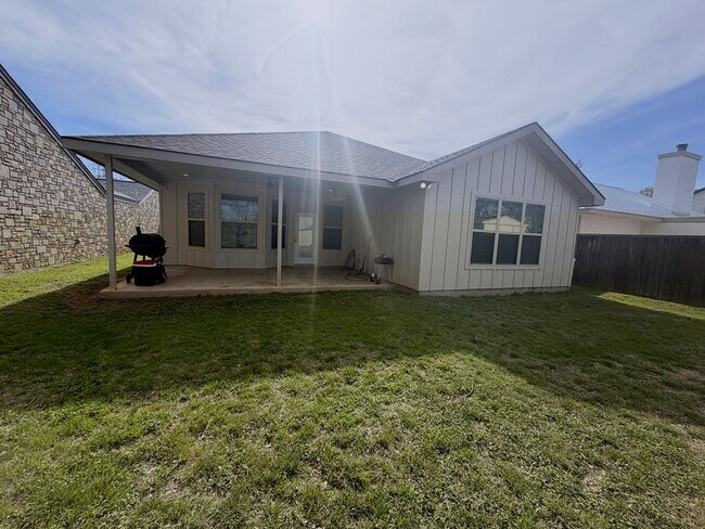 Building Photo - 2408 Birkdale Ln