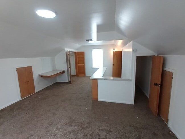 Building Photo - 3 bedroom 1.5 bath brick bungalow - AVAILA...