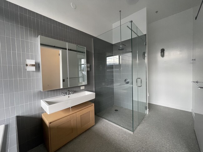 Primary bathroom - 4080 Glencoe Ave