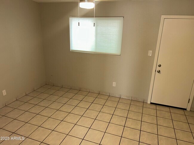 Building Photo - 2033 S Forest Ave
