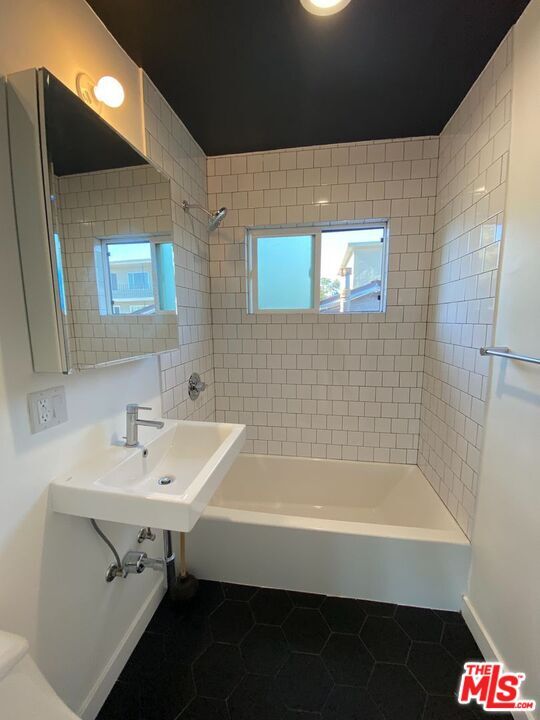 Building Photo - 1129 N Westmoreland Ave