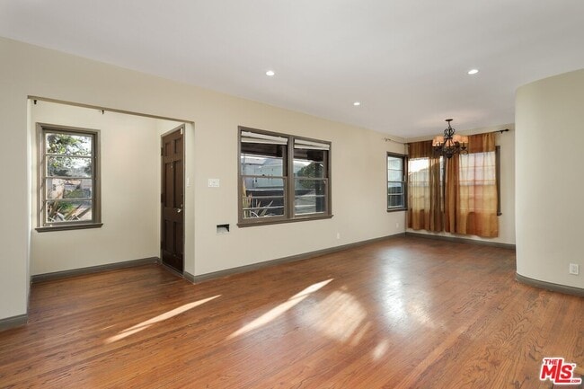 Building Photo - 2587 S Westgate Ave