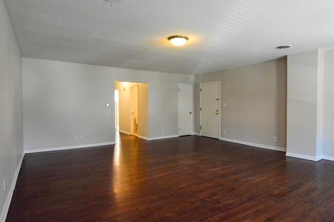 Building Photo - 2426 1/2 S 16th St #7