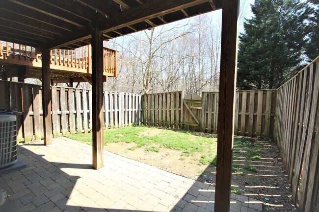 Building Photo - Fabulous Three Bedroom Three Level Townhome in the Heart of Kingstowne!