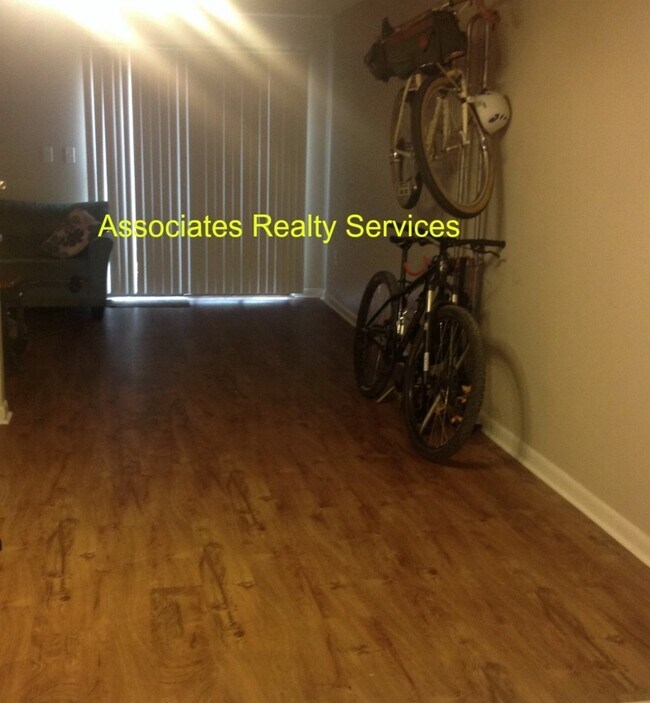 Building Photo - End unit in Tiffany, Look! SubLease