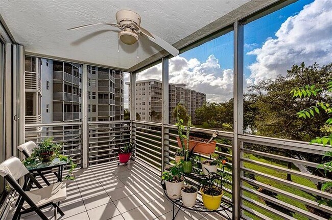 Building Photo - 625 Oaks Dr