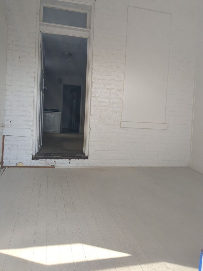 Building Photo - Recently renovated 4/5 Bedroom house