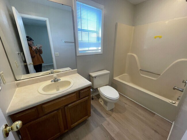 Building Photo - 531-B N Oak Grove Ave