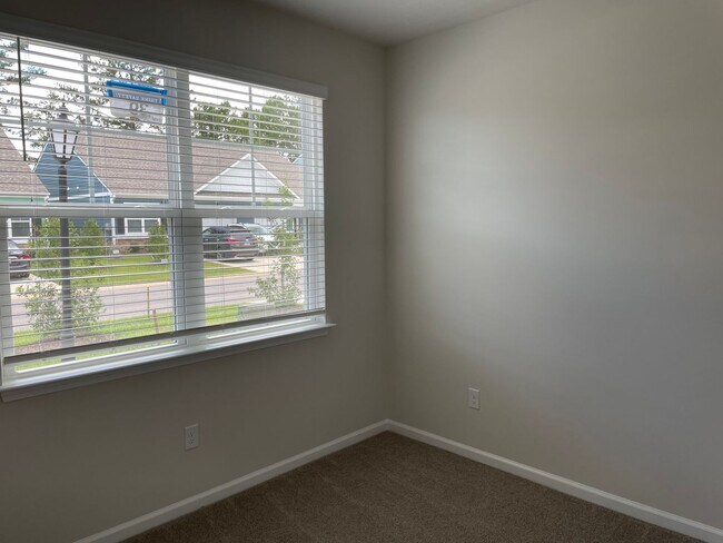 Building Photo - 3600 Whaley Wy