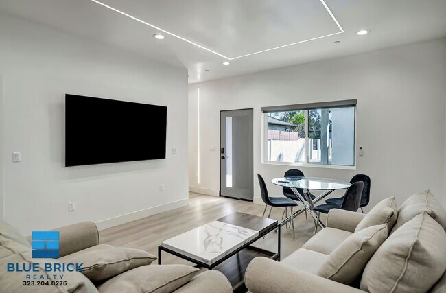 Building Photo - 5841 Vanalden Ave