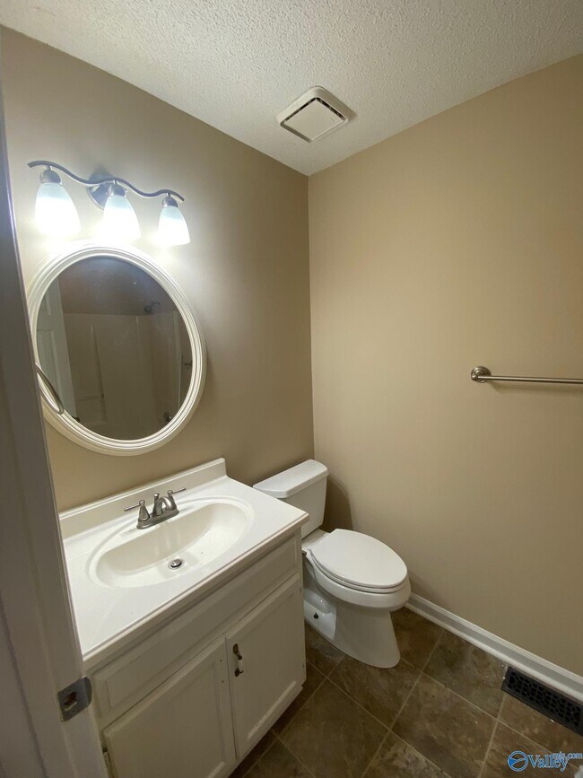 Building Photo - 523 Farmingdale Rd SE