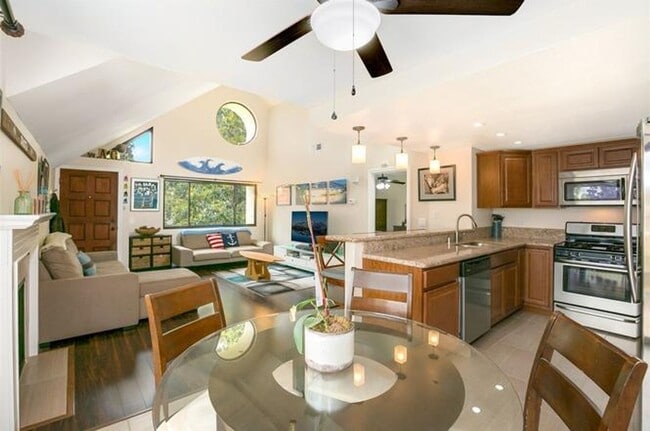 Building Photo - Beautifully Vista Upgraded Upstairs Corner Condo