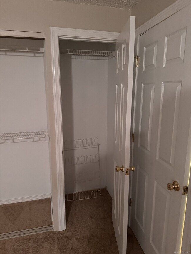 Building Photo - 239 Old Farms Rd