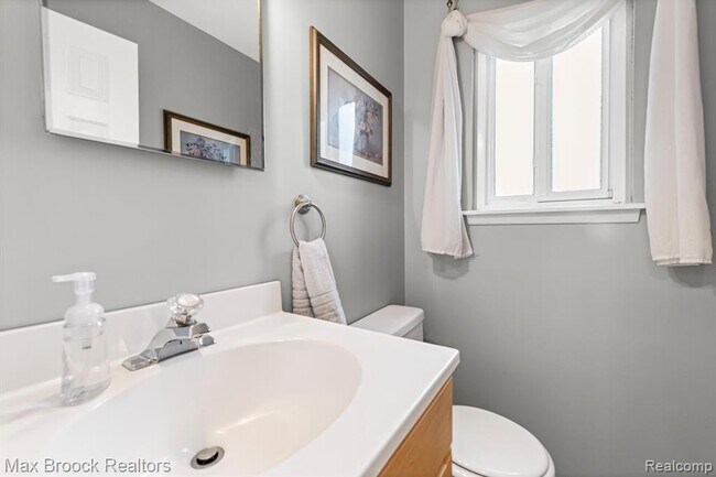 Building Photo - 44018 Bannockburn Dr