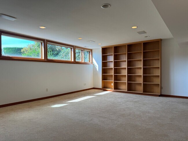 Building Photo - 9600 Hilltop Rd