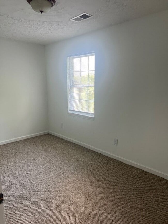 Building Photo - Spacious 2-Bedroom Townhouse with Garage