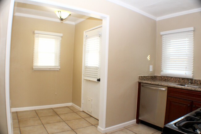 Building Photo - Charming 2BR/1BA House in OB W/ parking, W...