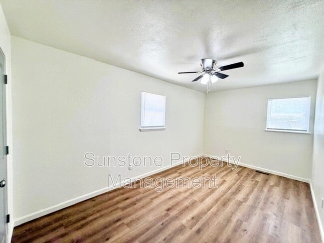 Building Photo - 305 N Dogwood St