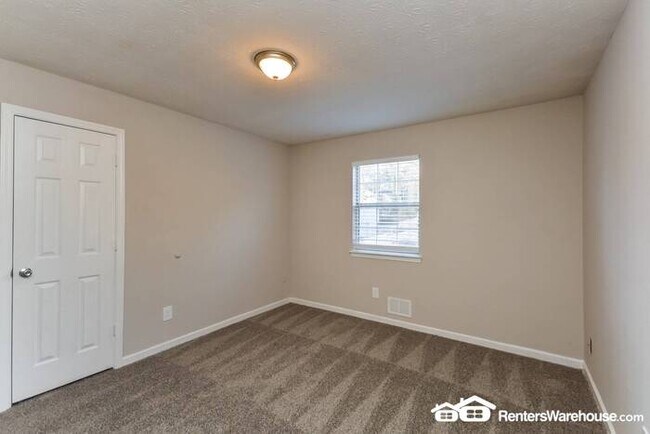 Building Photo - 5 BEDROOM 3 FULL BATH MULTI-LEVEL IN RIVER...