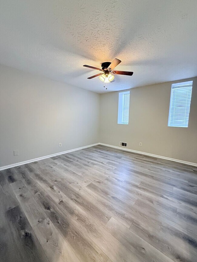 Building Photo - Downtown Sugar Hill Townhome - 2 bed/1.5 bath end unit
