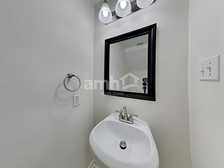 Building Photo - 11731 Rolling Stream Dr