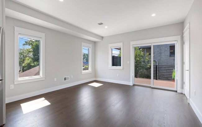 Building Photo - 1639 Maple St