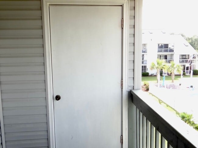 Building Photo - Beautifully Remodeled and Furnished Rental...