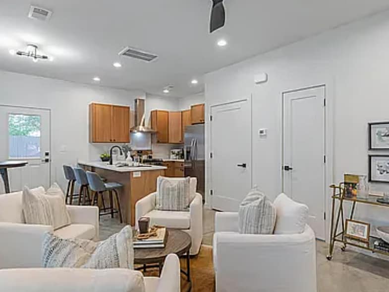 Building Photo - 5808 Knight St