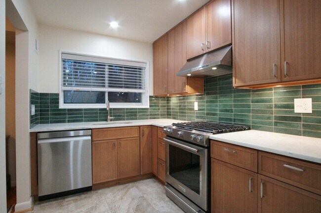 Building Photo - Stunning 2-Bed, 2-Bath Condo in Award-Winning Parkside Community!
