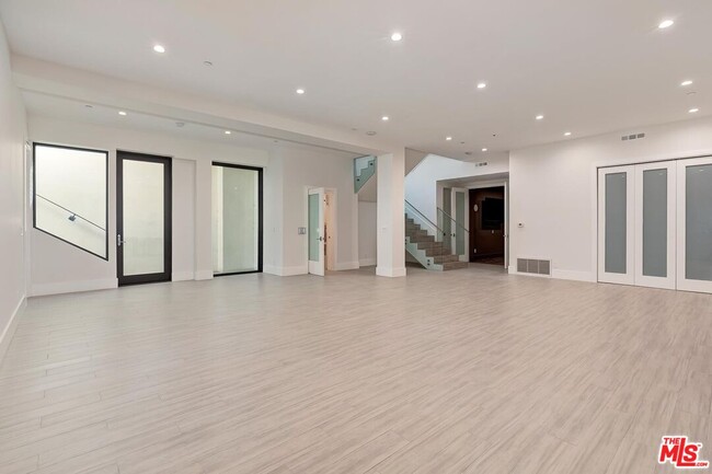 Building Photo - 312 S Palm Dr