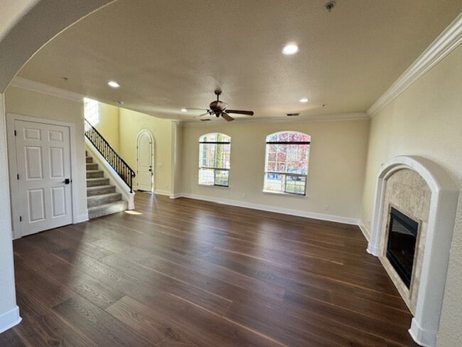 Building Photo - Upscale Modern 4 Bed | 2.5 Bath – Yard Mai...