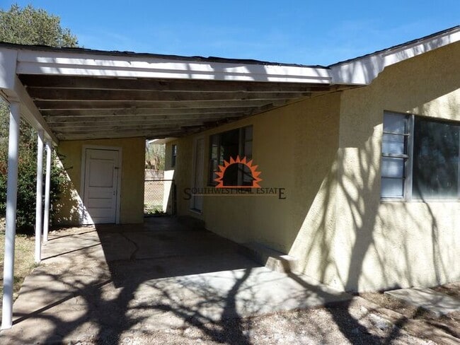 Building Photo - Super Cute 2 bedroom 1 bath home.